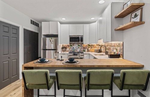 Old City Condo | Old City 2 BR | Near Historic Sites | *King Bed*