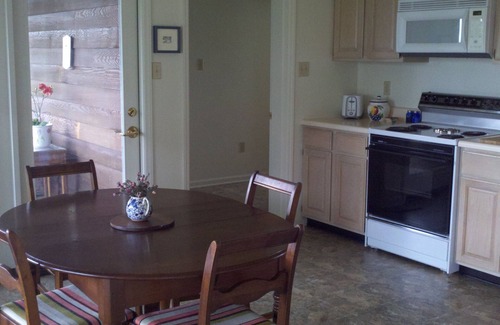 Lexington House | Old Farm Road. Spacious house on 10 acres only 1 mile from downtown Lexington