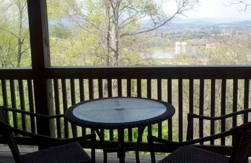 Lexington House | Old Farm Road. Spacious house on 10 acres only 1 mile from downtown Lexington