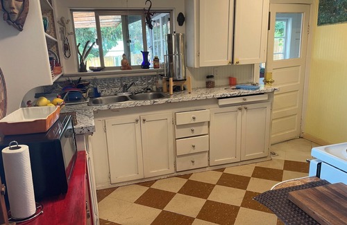 The Dalles Cottage | Old & Funqui, a charming 1910 cottage in the Columbia River Gorge. Pet friendly