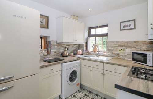 Hope Valley Cottage | OLD HALL BARN, character holiday cottage, with open fire in Hope