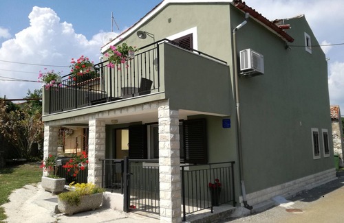 Topid House | Old renovated house with private swimming pool, romantic, quiet, family friendly