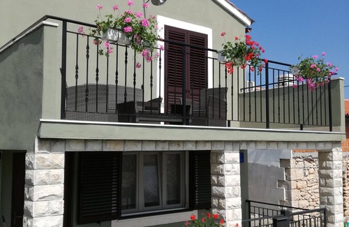 Topid House | Old renovated house with private swimming pool, romantic, quiet, family friendly