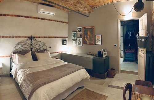 Gassino Torinese Cabin | Old Well Suite in Antique Farm with Outdoor Spa in the Countryside