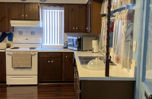 Seligman House | OLD WEST HIDEOUT - Large 2 Bedroom, One Block from Historic Route 66!