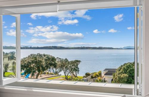 Algies Bay House | Oli Kai - Algies Bay Holiday Home
