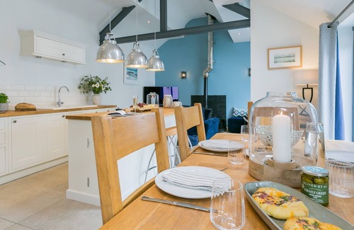 Beaumaris Cottage | Olinda Cottage - a ground floor bedroom that sleeps 6 guests in 3 bedrooms