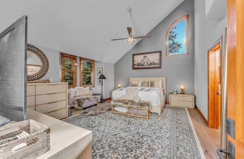 Olympic Valley House | Olympic Valley Getaway with Hot Tub & 2 Wet Bars