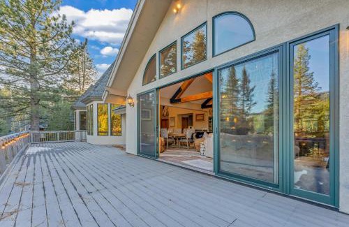 Olympic Valley House | Olympic Valley Getaway with Hot Tub & 2 Wet Bars