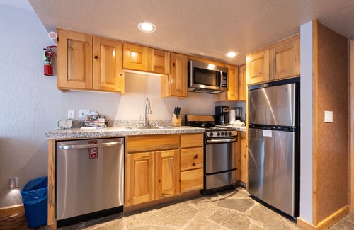 Olympic Valley Hotel | Olympic Valley Mountain Retreat! Outdoor Spa Tub, Full Kitchen, Free Parking!