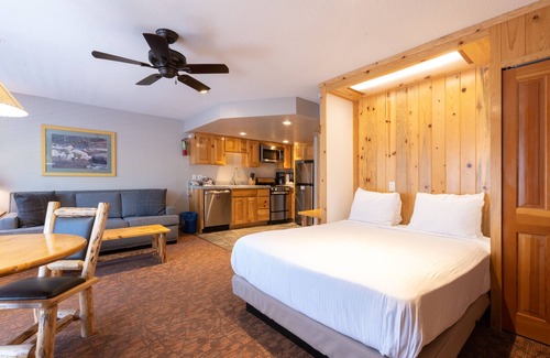 Olympic Valley Hotel | Olympic Valley Mountain Retreat! Outdoor Spa Tub, Full Kitchen, Free Parking!