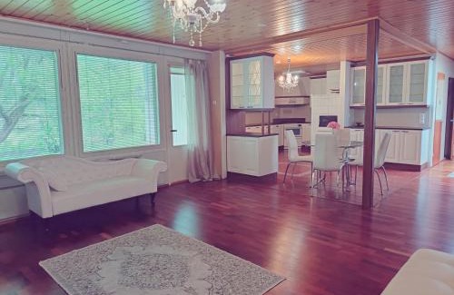 Vanhahovi House | Omakotitalo keskustassa