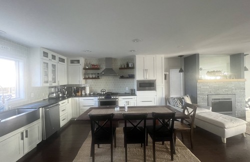 Manahawkin House | On Bay!☀️Beautiful views & sunsets🌅 Dock to swim & kayak 🛶 Chef kitchen🍹Pets OK🐶