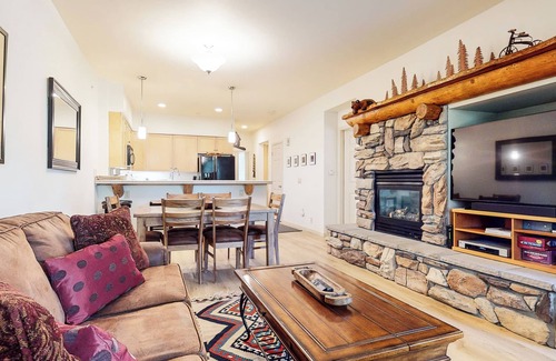 Mammoth Lakes Condo | On Golf Course! Lovely Furnished, Private Laundry. Pool On-site