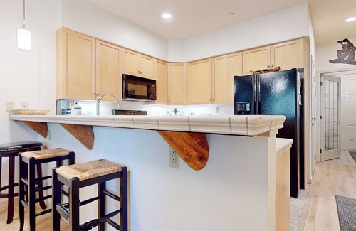 Mammoth Lakes Condo | On Golf Course! Lovely Furnished, Private Laundry. Pool On-site