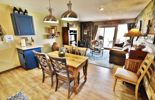 Dillon Condo | On Lake! Fully Updated! Ground Floor, Hot Tub. Walk to Concerts, Marina