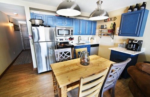 Dillon Condo | On Lake! Fully Updated! Ground Floor, Hot Tub. Walk to Concerts, Marina
