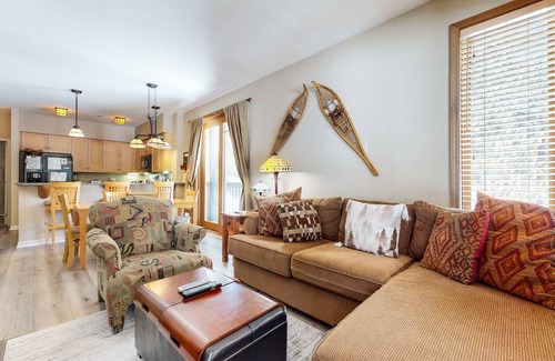 Mammoth Lakes Condo | On Sierra Star Golf Course! Bright Unit, Gas Grill & Laundry. Pool On-site