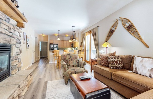 Mammoth Lakes Condo | On Sierra Star Golf Course! Bright Unit, Gas Grill & Laundry. Pool On-site