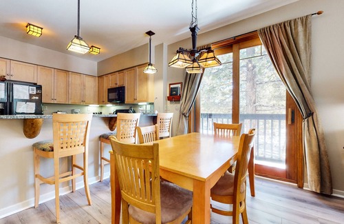 Mammoth Lakes Condo | On Sierra Star Golf Course! Bright Unit, Gas Grill & Laundry. Pool On-site