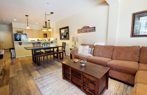 Mammoth Lakes Condo | On Sierra Star Golf Course! Washer/Dryer, Gas Grill. Quiet Location, Pool