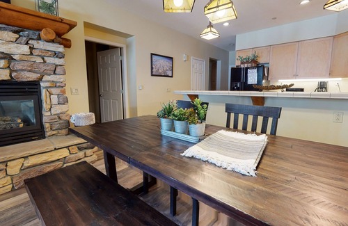 Mammoth Lakes Condo | On Sierra Star Golf Course! Washer/Dryer, Gas Grill. Quiet Location, Pool