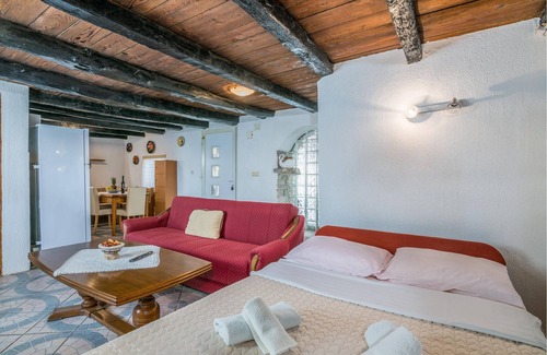 Linardici Apartment | On the first floor of an old private house is this nice studio apartment.