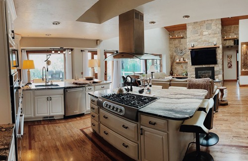 Harlow House | On the river with your own private boat and dock!Moments from downtown!