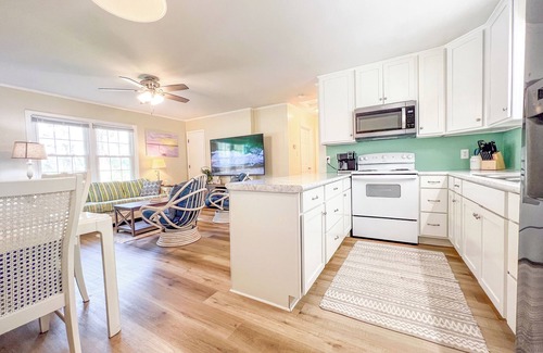 Cedar Point House | On the water 5 mins from Emerald Isle. Awesome kayaking with kayaks and Launch!