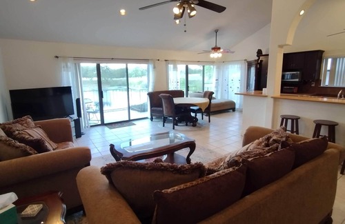 Horseshoe Bay House | On the water with day docking facilities