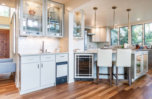 Edgewater House | On the Waterfront Custom Chalet w Multiple Suites, Private Pier and Hot Tub in Edgewater