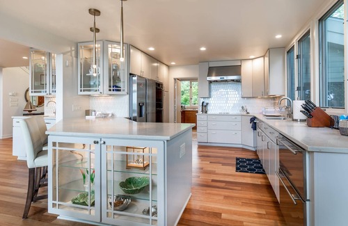 Edgewater House | On the Waterfront Custom Chalet w Multiple Suites, Private Pier and Hot Tub in Edgewater