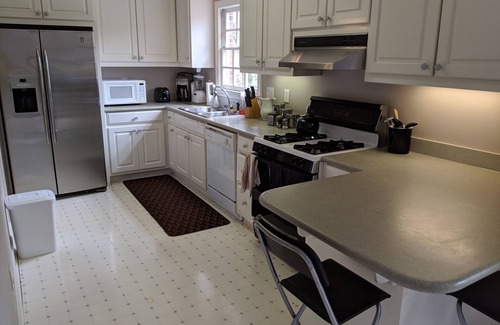 Sandy Springs House | One bdrm fully furnished apartment on quiet, wooded 2 acre lot in Sandy Springs