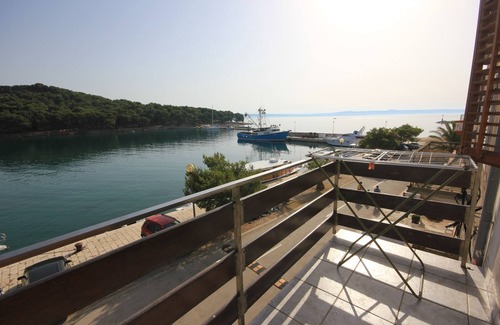 Kukljica Apartment | One bedroom apartment with balcony and sea view Kukljica, Ugljan (A-8260-a)