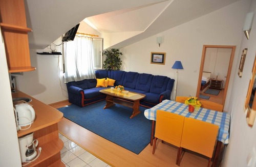 Sutivan Apartment | One bedroom apartment with air-conditioning Sutivan, Brač (A-16846-c)