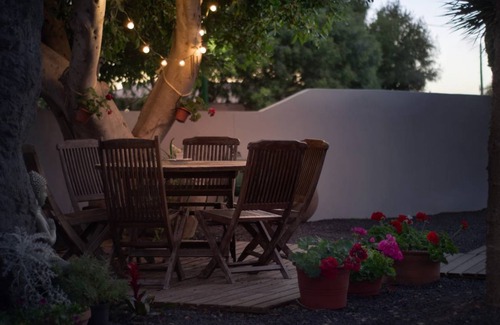 Nazaret Apartment | One bedroom appartement with enclosed garden and wifi at Nazaret