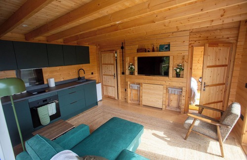 Lybster Cabin | One-bedroom chalet Highland retreat. Breath taking sea views from hot tub