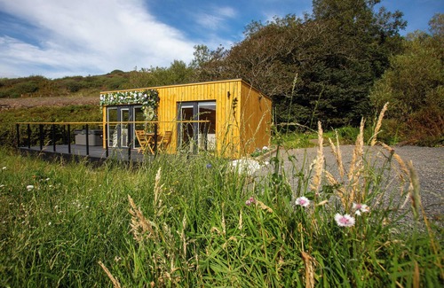 Lybster Cabin | One-bedroom chalet Highland retreat. Breath taking sea views from hot tub