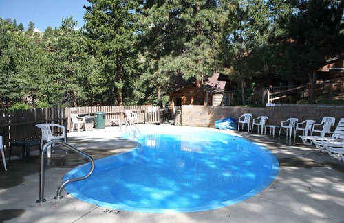 Estes Park Ski Chalet | One bedroom Chalet with Personal Hot Tub
