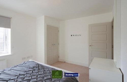 Grove Apartment | One Bedroom Apartment By Arhouse Apartments Short Lets & Serviced Accommodation Kingston With Free WiFi