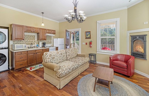 Friday Harbor Apartment | One-bedroom suite near downtown (Argyle Suites-HSA)