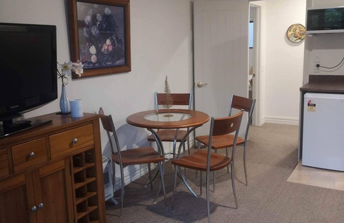Arrowtown Apartment | One Bedroom unit in Arrowtown, close to cycle trails, and main attractions