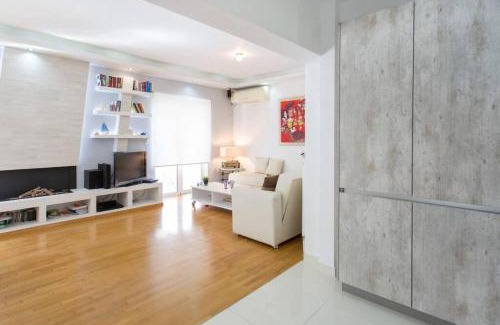 Palaio Faliro Apartment | ONE block from the sea Family house at Floisvos