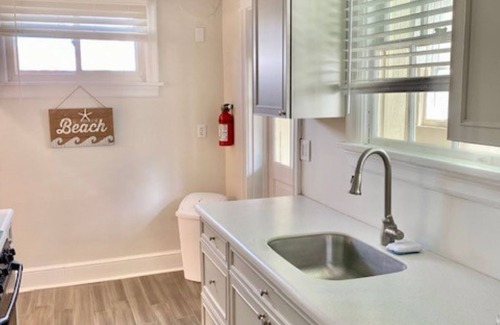 Ventnor City Apartment | One block to the beach/one block to Margate/steps to restaurants