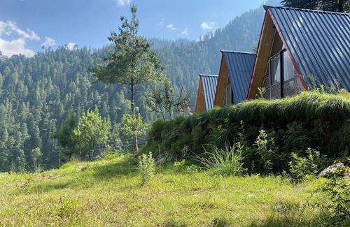 Banjar Cottage | one cabin cottages with green surroundings and Mountain View