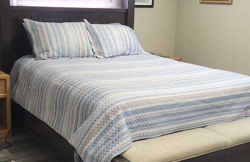 Aberdeen Cabin | One Mile from Airport! 3 Bedroom Lodge Sleeps 5 to 7