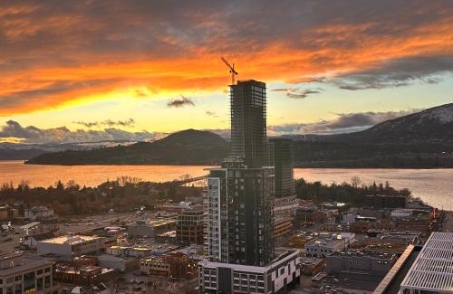 Downtown Kelowna Apartment | One Million-Dollar Vista Premium 2-Bed Sky Flat with Lake & City Views