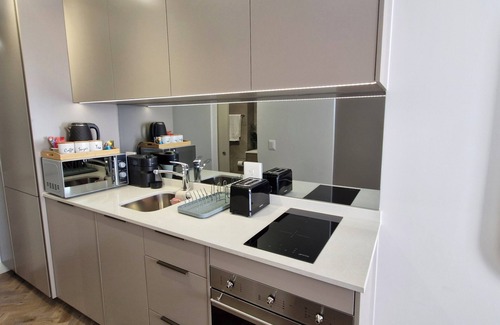 Greater Johannesburg Metropolitan Area Apartment | One Rosebank Luxe Studio in Johannesburg with WiFi, AC