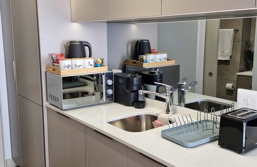 Greater Johannesburg Metropolitan Area Apartment | One Rosebank Luxe Studio in Johannesburg with WiFi, AC