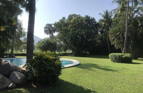 Ixtapa House | One-story house surrounded